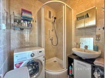 Malá koupelna s moderní dlažbou, sprchovým koutem a vestavěnou pračkou, praktický úložný prostor, světlá a funkční dispozice. | Prodej bytu, 2+1, 58 m²