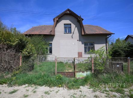 Rodinný dům s šedou fasádou a sedlovou střechou, přírodní zahrada, rekonstrukce nutná, klidná lokalita, ideální pro investici. | Prodej - dům/vila, 100 m²