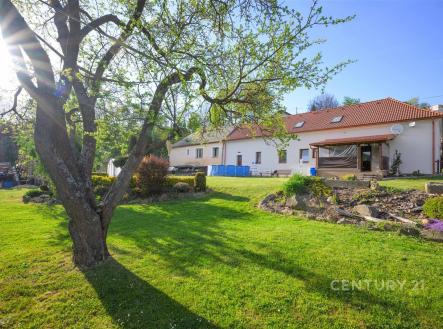 Prostorná zahrada s pečlivě udržovaným trávníkem, venkovní terasa, vzrostlé stromy, klidné okolí vhodné pro relaxaci. | Prodej - dům/vila, 180 m²