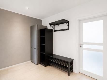 Vstupní hala s dlažbou, moderní šatní stěna a světlé stěny, kovová konzolová police na boty, elegantní design, dobrý stav. | Pronájem bytu, 3+1, 68 m²