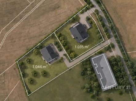 Letecký pohled na dvě pozemky s rodinnými domy, každý o rozloze přes 1000 m², obklopený zelení a přístupovou cestou v přírodním prostředí. | Prodej - pozemek pro bydlení, 1 035 m²