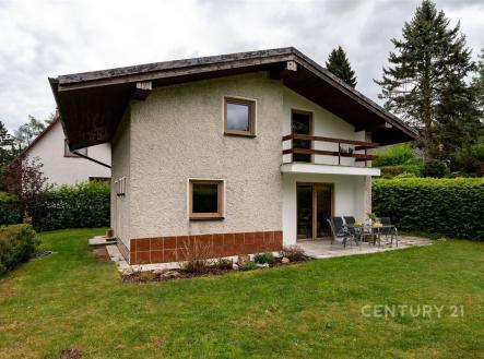 Dvoupatrový rodinný dům s terasou, obklopený udržovanou zahradou, nabízí klidné bydlení na okraji města, moderní architektura, přírodní materiály. | Prodej - dům/vila, 90 m²