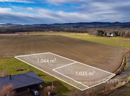 Stavební pozemek s rozlohou 1044 m², obklopený krásným výhledem na krajinu, v klidné lokalitě poblíž vesnice, ideální pro rodinný dům. | Prodej - pozemek pro bydlení, 1 035 m²