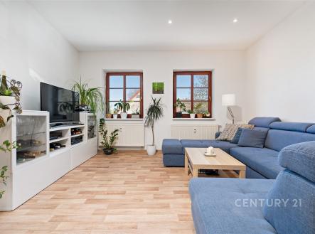 Světlý obývací pokoj s parketovou podlahou, velkými okny a moderním nábytkem. | Prodej bytu, 4+1, 108 m²