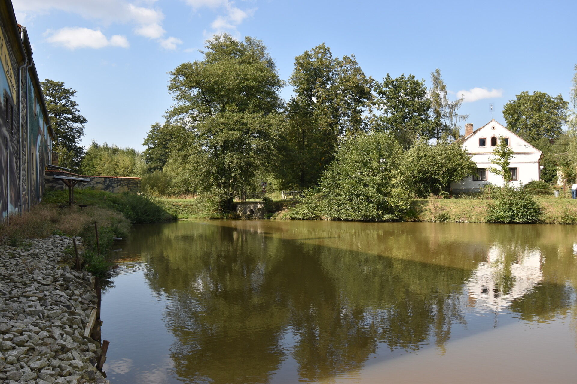 rybník před domem