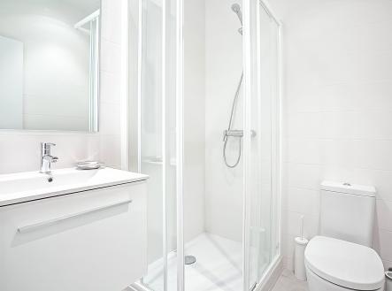 prodej-apartmany-80-m2-praha-prosek-610113-14032622230018870385-00960e-topaz-enhance-3.6x | Prodej - hotel, 90 m²