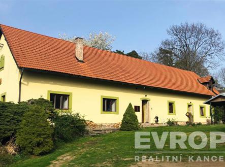 venkovní obytný prostor s trávník | Prodej - dům/vila, 208 m²