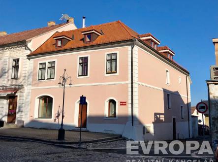 Pohed na frontální část domu | Prodej - dům/vila, 450 m²