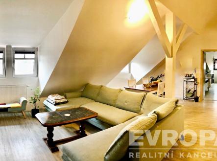 Obývací pokoj s jídelnou a průhledem do ložnice  | Prodej bytu, 3+kk, 198 m²