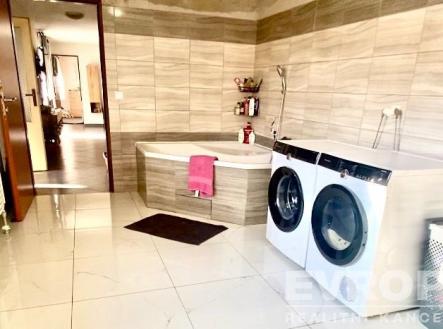 Koupelna s rohovou vanou | Prodej - dům/vila, 160 m²