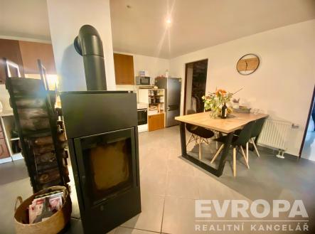 obývací pokoj s krbovými kamny | Prodej - dům/vila, 160 m²