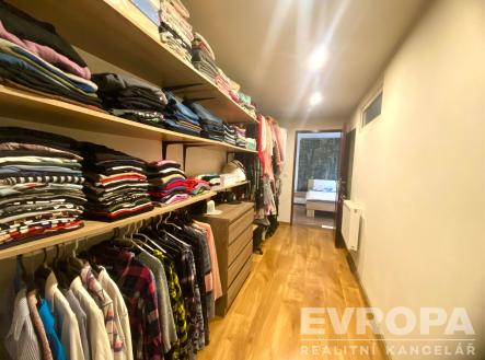 šatna | Prodej - dům/vila, 160 m²