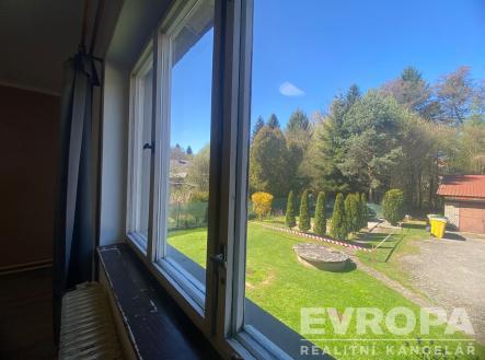 Výhled z okna do zahrady | Prodej bytu, 4+kk, 72 m²