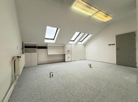 Pronájem - komerční objekt, jiný, 82 m²