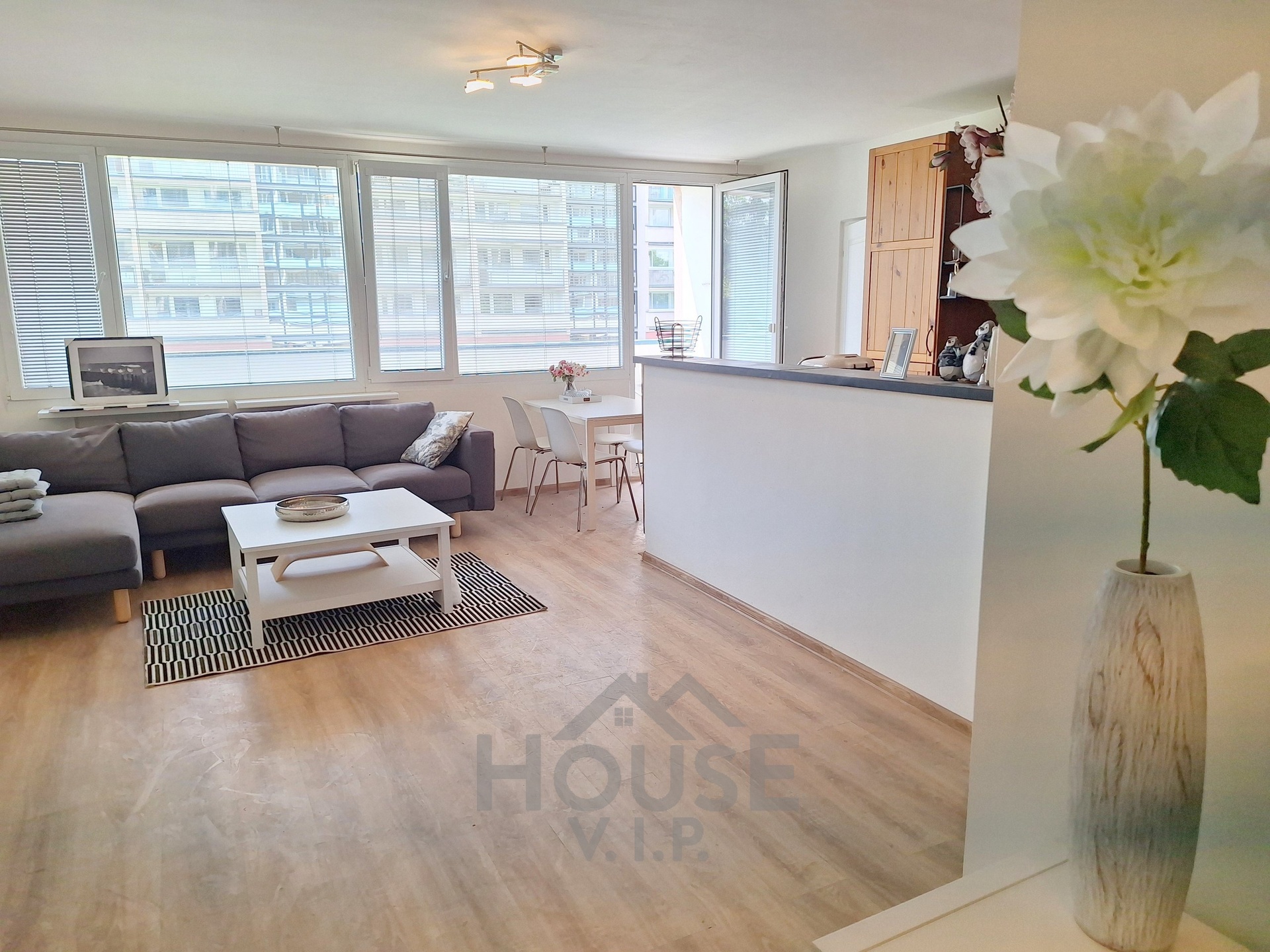 Pronájem bytu 4+kk, s 3 lodžiemi, Praha 10, Vršovice, Kazašská.