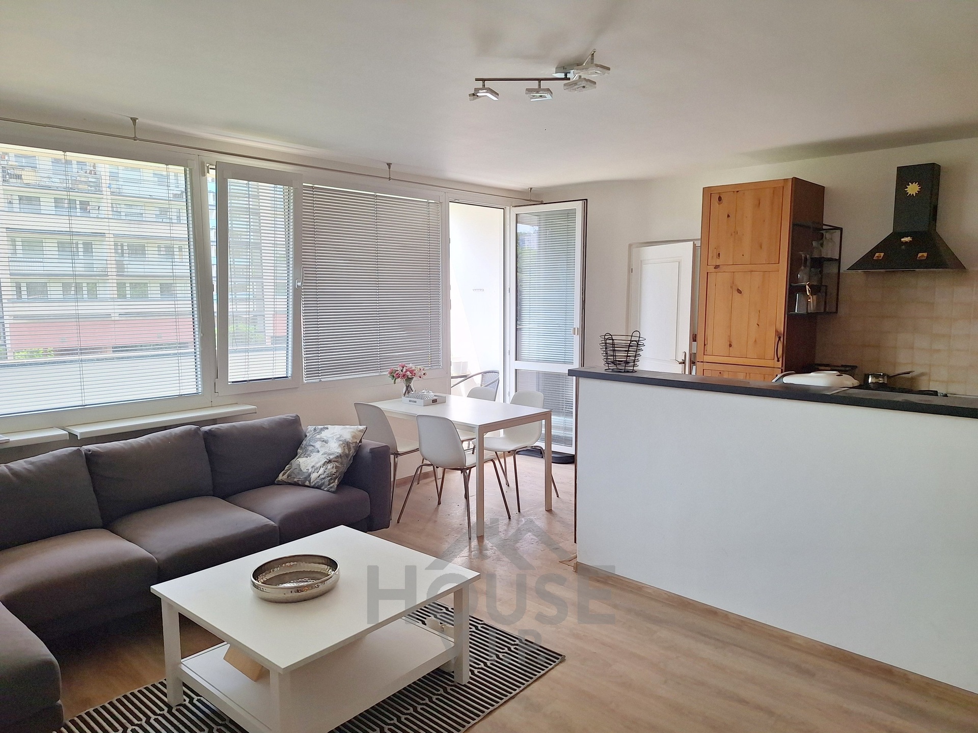 Pronájem bytu 4+kk, s 3 lodžiemi, Praha 10, Vršovice, Kazašská.