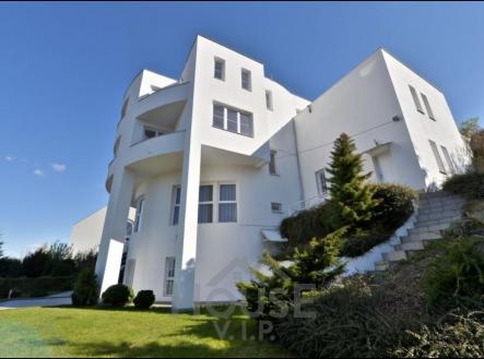 Pronájem - dům/vila, 839 m²