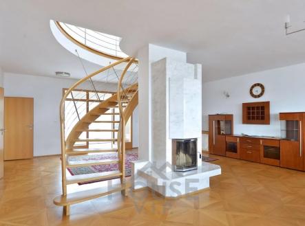 Pronájem - dům/vila, 839 m²