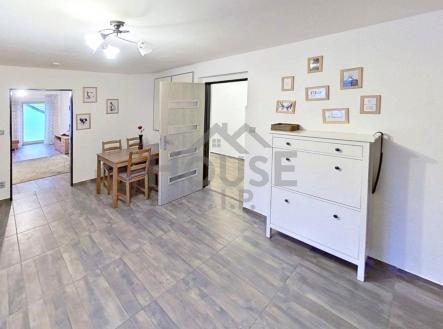 prodej-byty-3-kk-s-vlastni-terasou-komorou-a-sklepem-67-m2-slany-12424-kynskeho-04242025-140810-3dd4 | Pronájem bytu, 3+kk, 64 m²