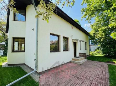 Dům | Prodej - dům/vila, 245 m²