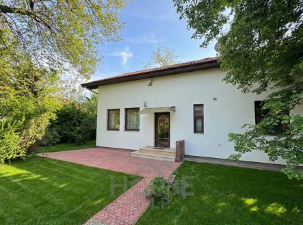 Dům | Prodej - dům/vila, 245 m²