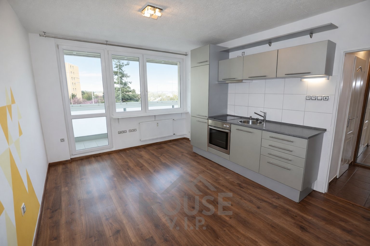 E79C2CB9-1754-4E04-9781-63B1AA204138