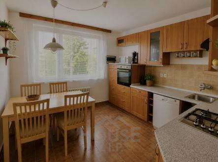 F72DE3CC-55DD-4573-9869-3C23F6F1DA1E | Prodej - dům/vila, 280 m²