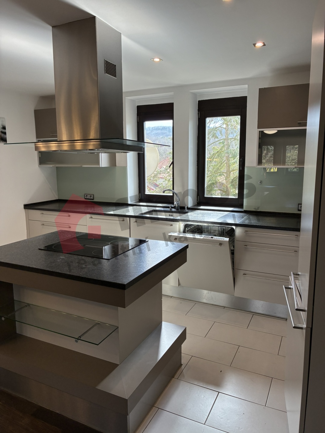 Pronájem bytu 4+kk 103m2, ulice Na Homolce - Motol