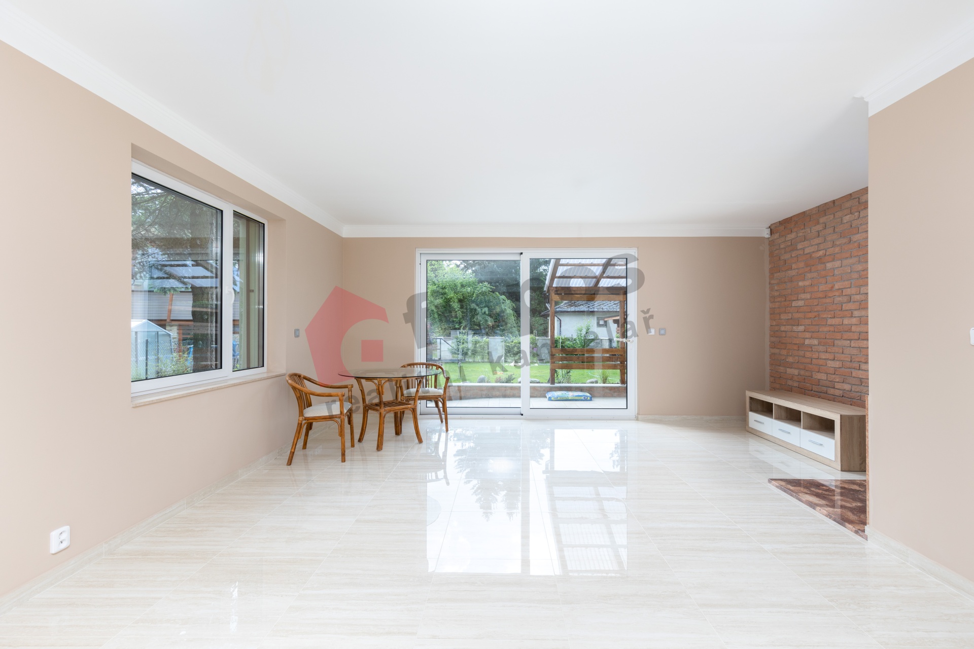 Pronájem domu 5+kk, 133m2 + terasa 18m2 na pozemku 434m2 v Kamenici u Prahy