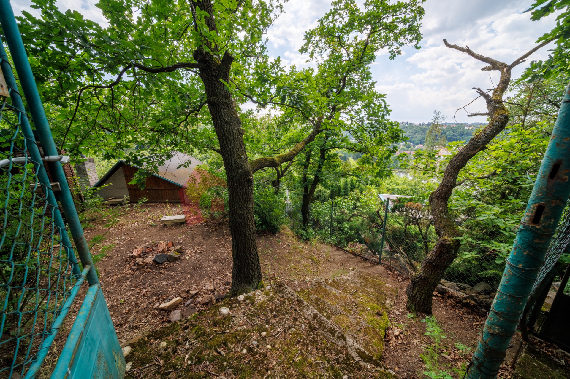 Prodej rekreační chaty 32 m2 s pozemkem 1 209 m2, Brnky, Praha-Východ