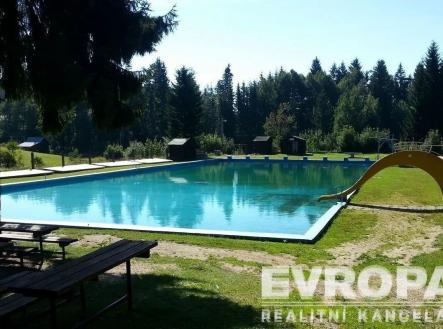 bazén s bazén, trávník, venkovní obytný prostor, a pohled na lesy | Pronájem bytu, 2+1, 63 m²