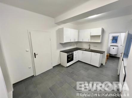 kuchyně s dřez, deformace, trouba, bílé skříně, a kachličková podlaha | Pronájem bytu, 2+1, 63 m²