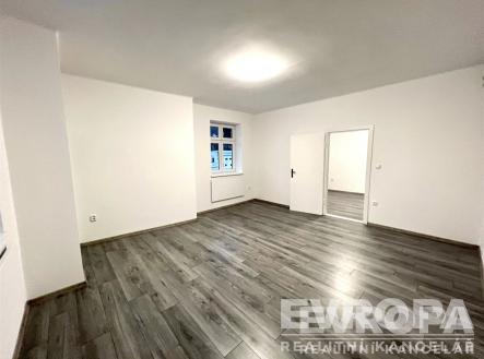 prázdná místnost s přirozené světlo a dřevěná podlaha | Pronájem bytu, 2+1, 63 m²