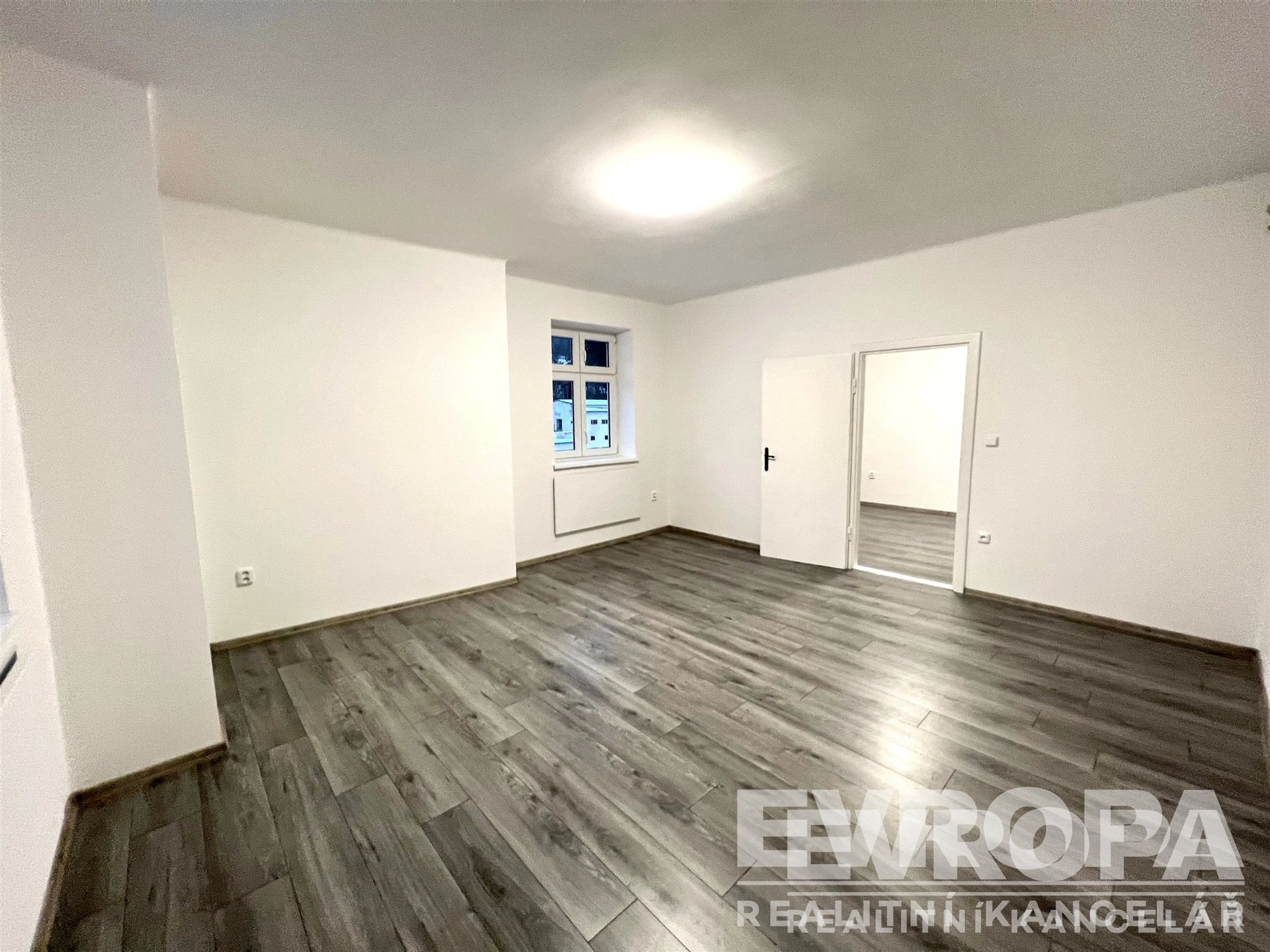 prázdná místnost s přirozené světlo a dřevěná podlaha