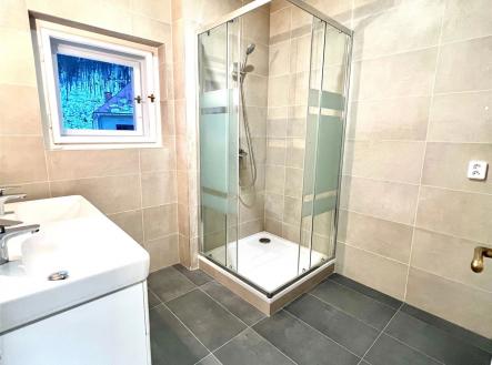 vana s sprcha, kachličková podlaha, stěna dlaždic, a skříňka pod dřez | Pronájem bytu, 2+1, 63 m²