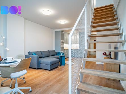 Obývací pokoj se schody do ložnice | Prodej bytu, 2+kk, 70 m²