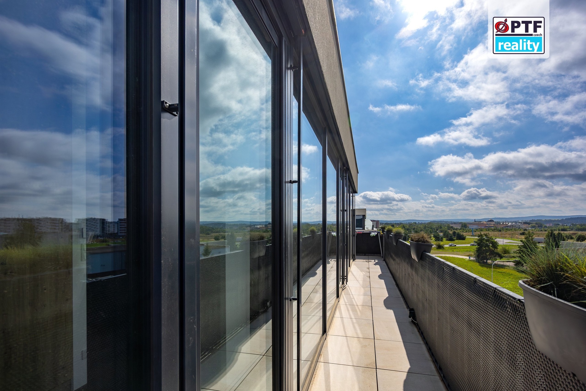 Penthouse s terasou, výhledem do parku a inteligentním ovládáním | Plzeň