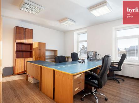 Pronájem - kanceláře, 323 m²