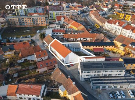 b | Prodej - nájemní dům, 466 m²