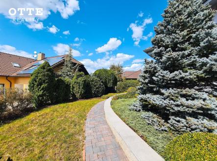 b | Pronájem - dům/vila, 140 m²