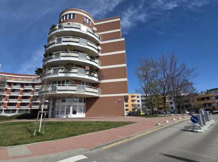 Pronájem - obchodní prostor, 121 m² obrázek