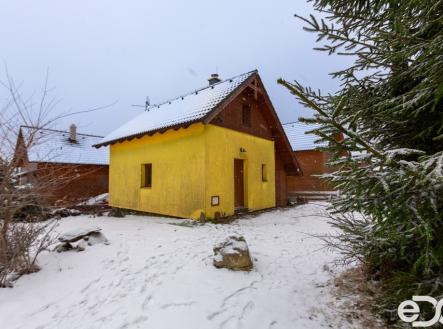 Celkový pohled na chatu z cesty | Prodej - chata/rekreační objekt, 51 m²