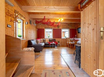 Pohled při vstupu do chaty | Prodej - chata/rekreační objekt, 51 m²