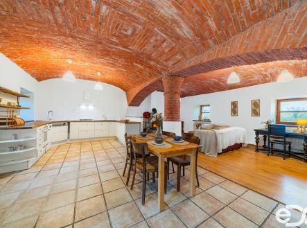 mseno-jidelna-kuchyn-obyvak-petrjonas-reality.cz.jpg | Prodej - zemědělský objekt, 2 273 m²