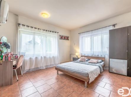 f37b4361-hdr.jpg | Prodej - nájemní dům, 300 m²
