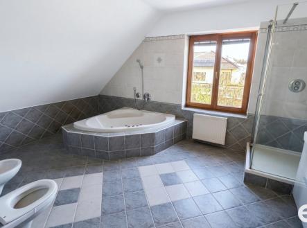 Koupelna v 2.NP | Pronájem - dům/vila, 229 m²