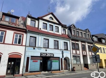 Pohled z náměstí | Pronájem - obchodní prostor, 64 m²