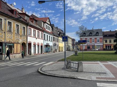 Pohled z náměstí | Pronájem - obchodní prostor, 64 m²