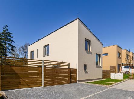 Moderní rodinný dům, dřevěný plot, zpevněná příjezdová cesta, novostavba, klidná rezidenční oblast | Prodej - dům/vila, 119 m²