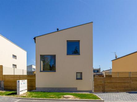 Moderní rodinný dům s velkými okny a dřevěným oplocením na klidném předměstí, energeticky úsporná stavba s minimalistickým designem | Prodej - dům/vila, 119 m²